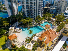 Amazing Chevron Heart of Surfers Apartment
